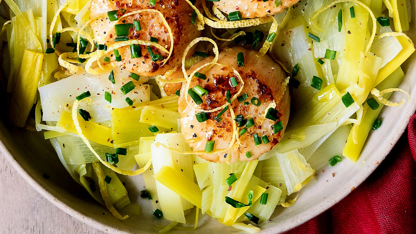 Noix De Saint-jacques Aux Poireaux En Mini Cocotte Noix de Saint-Jacques sur lit de poireaux