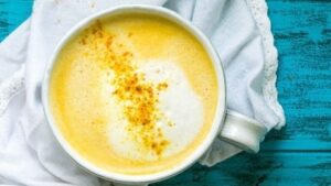 Lait d’or au curcuma (Golden chai latte)